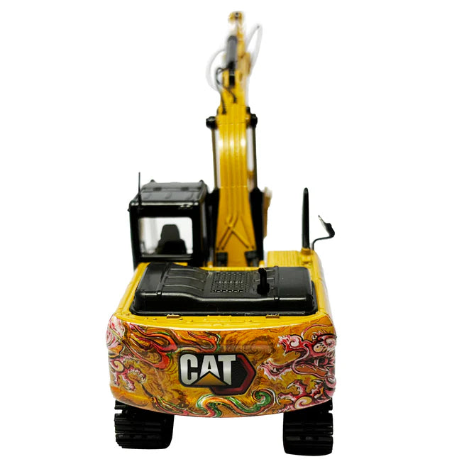 Escavadeira Hidráulica Cat 320 GX com Decoração Especial Ano do Dragão, em escala 1:50