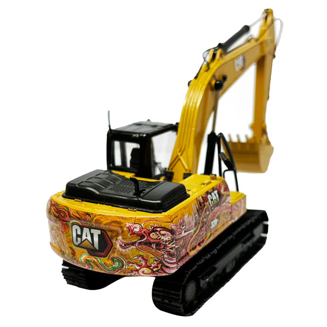 Escavadeira Hidráulica Cat 320 GX com Decoração Especial Ano do Dragão, em escala 1:50