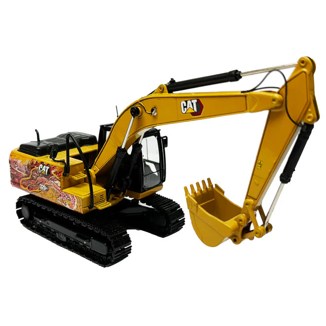 Escavadeira Hidráulica Cat 320 GX com Decoração Especial Ano do Dragão, em escala 1:50